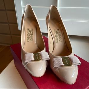 NWT Ferragamo “Pimpa” Patent Leather Bow Pumps in “New Bisque”